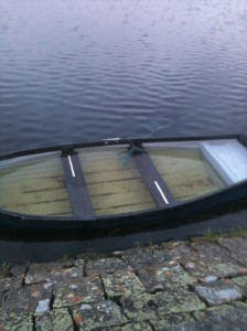 The submerged boat The sunk boat